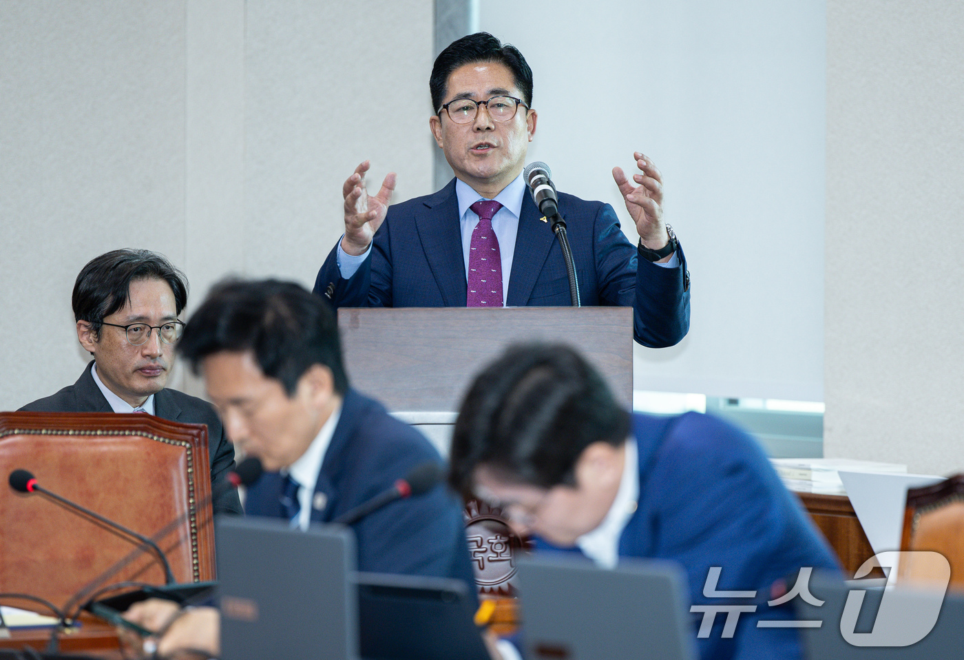 (서울=뉴스1) 이재명 기자 = 김규환 대한석탄공사 사장이 29일 오전 서울 여의도 제424회 국회(임시회) 산업통상자원중소벤처기업위원회 제3차 전체회의에서 강승규 국민의힘 의원의 …