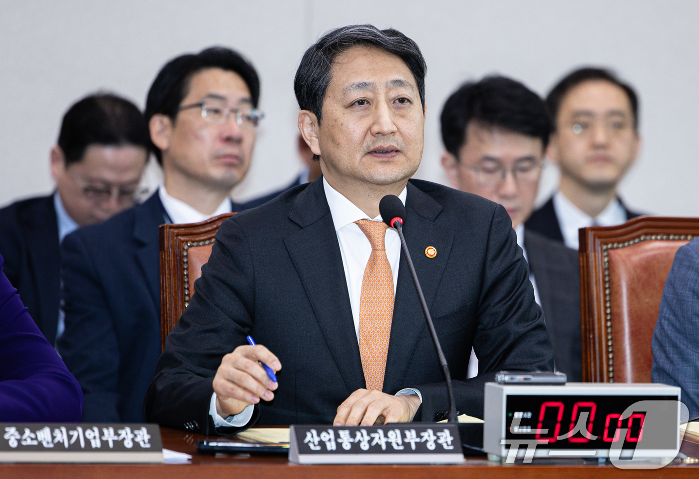 (서울=뉴스1) 이재명 기자 = 안덕근 산업통상자원부 장관이 29일 오전 서울 여의도 제424회 국회(임시회) 산업통상자원중소벤처기업위원회 제3차 전체회의에서 한미 2+2 협상 관 …