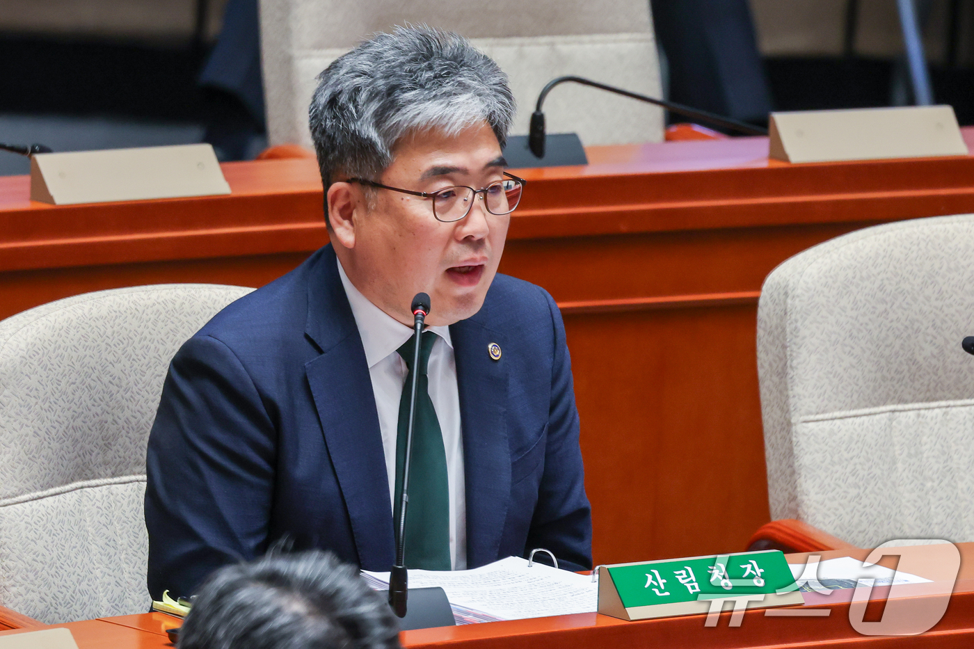 (서울=뉴스1) 안은나 기자 = 임상섭 산림청장이 29일 서울 여의도 국회에서 열린 예산결산특별위원회 제424회국회(임시회) 제2차 전체회의에 출석해 산불 관련 질의에 답하고 있다 …