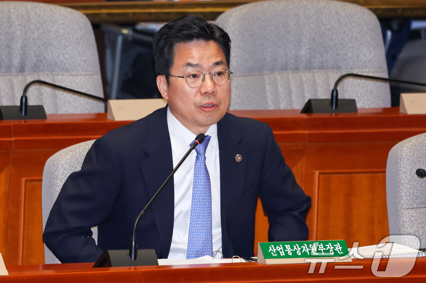 (서울=뉴스1) 안은나 기자 = 박성택 산업통상자원부 1차관이 29일 서울 여의도 국회에서 열린 예산결산특별위원회 제424회국회(임시회) 제2차 전체회의에 출석해 추경안 관련 의원 …