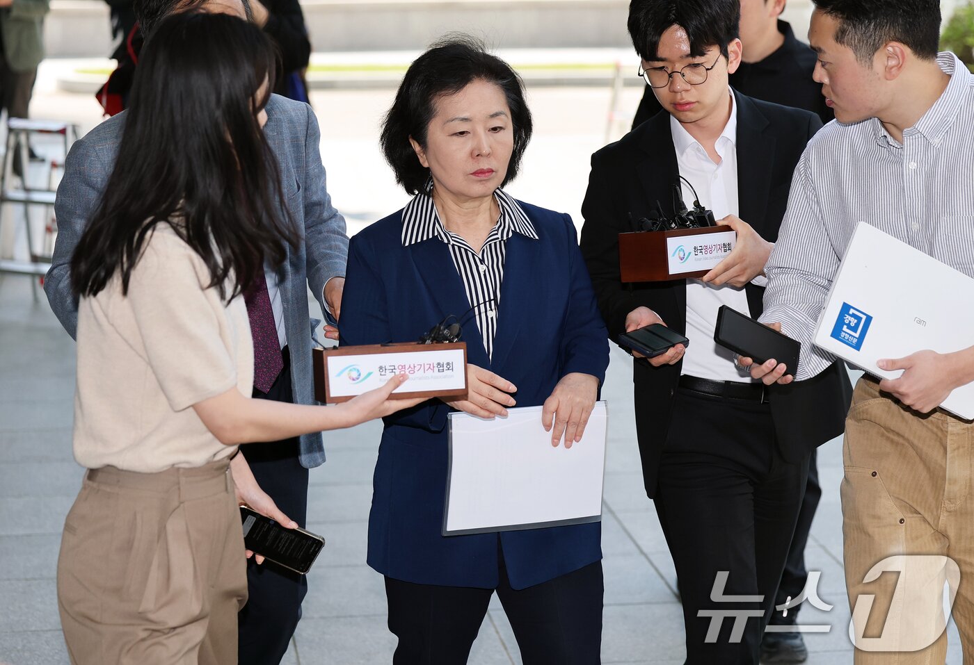 본문 이미지 - 김영선 전 의원이 29일 오전 윤석열 전 대통령 부부 공천 개입 의혹과 관련한 참고인 조사를 받기 위해 서울 서초구 서울고검 청사로 출석하고 있다. 2025.4.29/뉴스1 ⓒ News1 오대일 기자