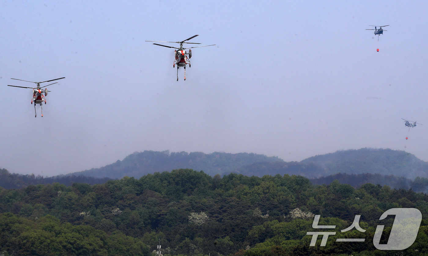 (대구=뉴스1) 공정식 기자 = 대구 북구 함지산 산불 이틀째인 29일 오전 현장에 투입된 산불 진화 헬기가 주불 진화에 총력을 쏟고 있다. 2025.4.29/뉴스1