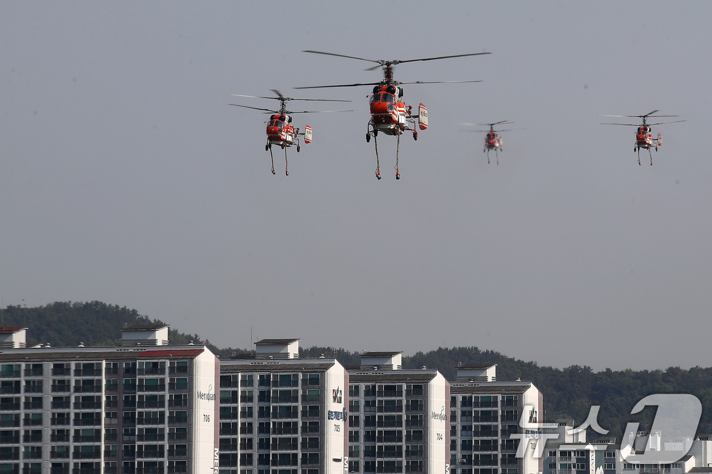 (대구=뉴스1) 공정식 기자 = 대구 북구 함지산 산불 이틀째인 29일 오전 현장에 투입된 산불 진화 헬기가 주불 진화에 총력을 쏟고 있다. 2025.4.29/뉴스1