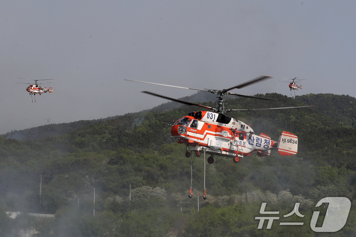 (대구=뉴스1) 공정식 기자 = 대구 북구 함지산 산불 이틀째인 29일 오전 현장에 투입된 산불 진화 헬기가 주불 진화에 총력을 쏟고 있다. 2025.4.29/뉴스1