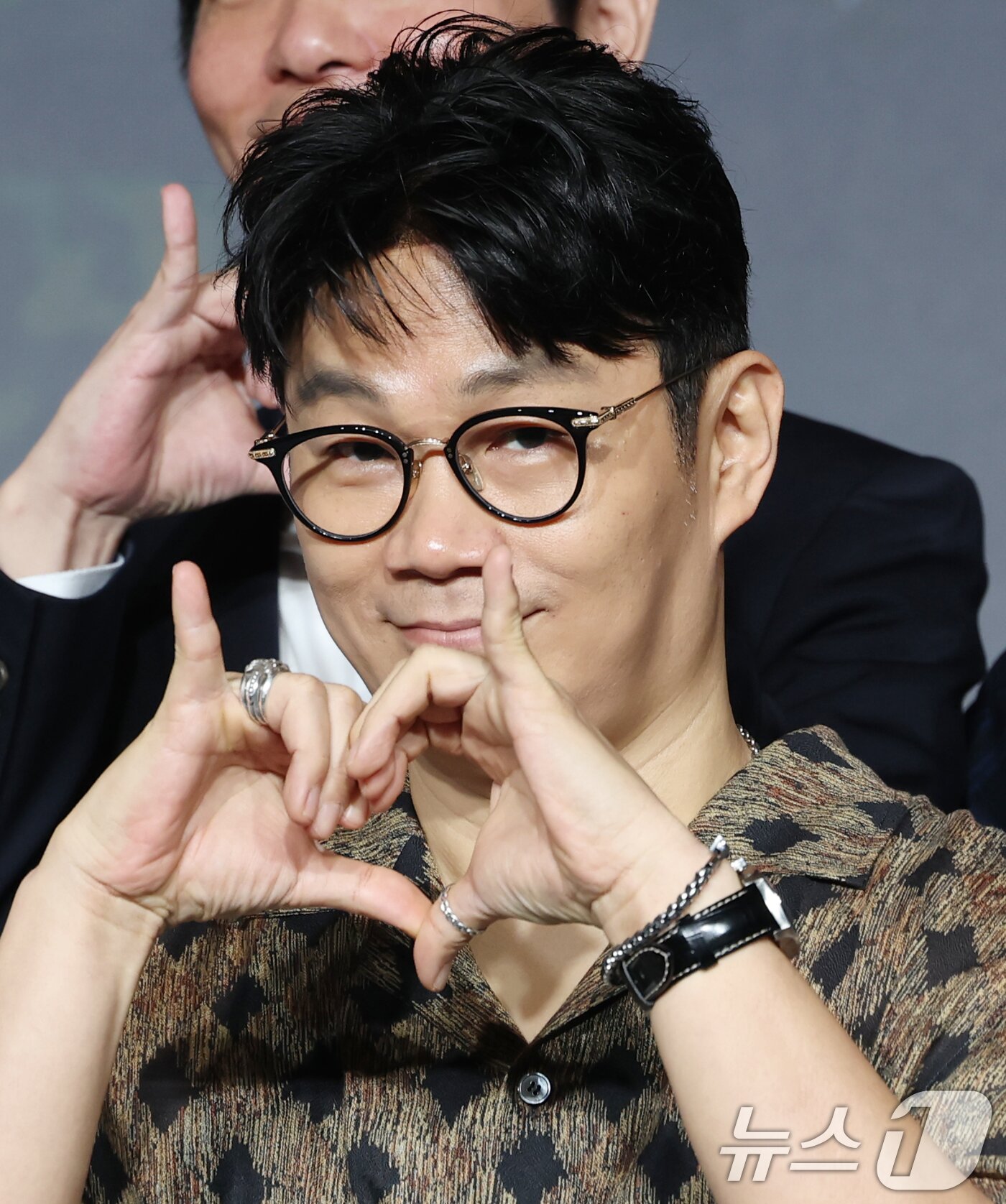 본문 이미지 - 정종연 PD가 29일 서울 마포구 호텔 나루 서울 엠갤러리에서 열린 넷플릭스 ‘데블스 플랜: 데스룸’ 제작발표회에 참석해 포즈를 취하고 있다. ‘데블스 플랜’은 다양한 직업군의 플레이어가 7일간 합숙하며 최고의 브레인을 가리는 두뇌 서바이벌 게임 프로그램이다. 2025.4.29/뉴스1 ⓒ News1 권현진 기자