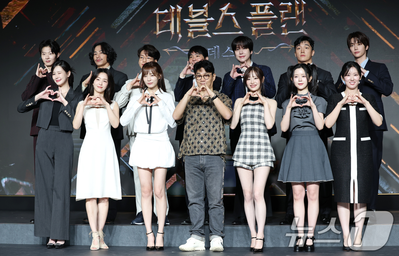 (서울=뉴스1) 권현진 기자 = 정종연 PD(왼쪽 앞줄 네번째)와 출연자들이 29일 서울 마포구 호텔 나루 서울 엠갤러리에서 열린 넷플릭스 ‘데블스 플랜: 데스룸’ 제작발표회에 참 …