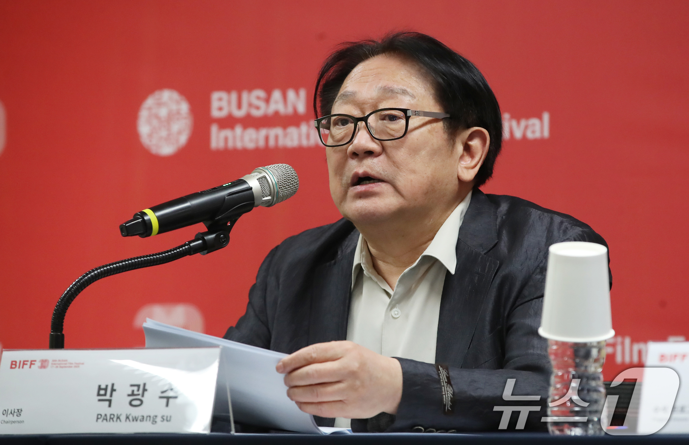 (부산=뉴스1) 윤일지 기자 = 박광수 부산국제영화제 이사장이 29일 부산 해운대구 영화의전당 대회의실에서 제30회 부산국제영화제 기자간담회를 하고 있다.  2025.4.29/뉴스 …