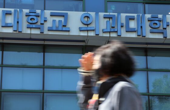 1학기 중간고사도 지났다…의대 교육 정상화 사실상 무산