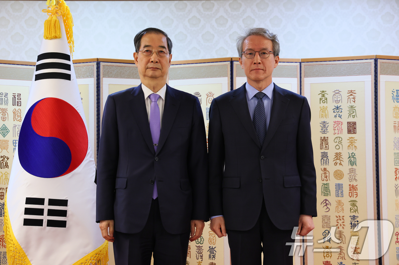 (서울=뉴스1) = 한덕수 대통령 권한대행 국무총리는 29일 정부서울청사에서 홍석인 신임 주네덜란드 대사 등 7명에게 신임장을 수여했다.홍석인 신임 주네덜란드 대사와 한덕수 대통령 …