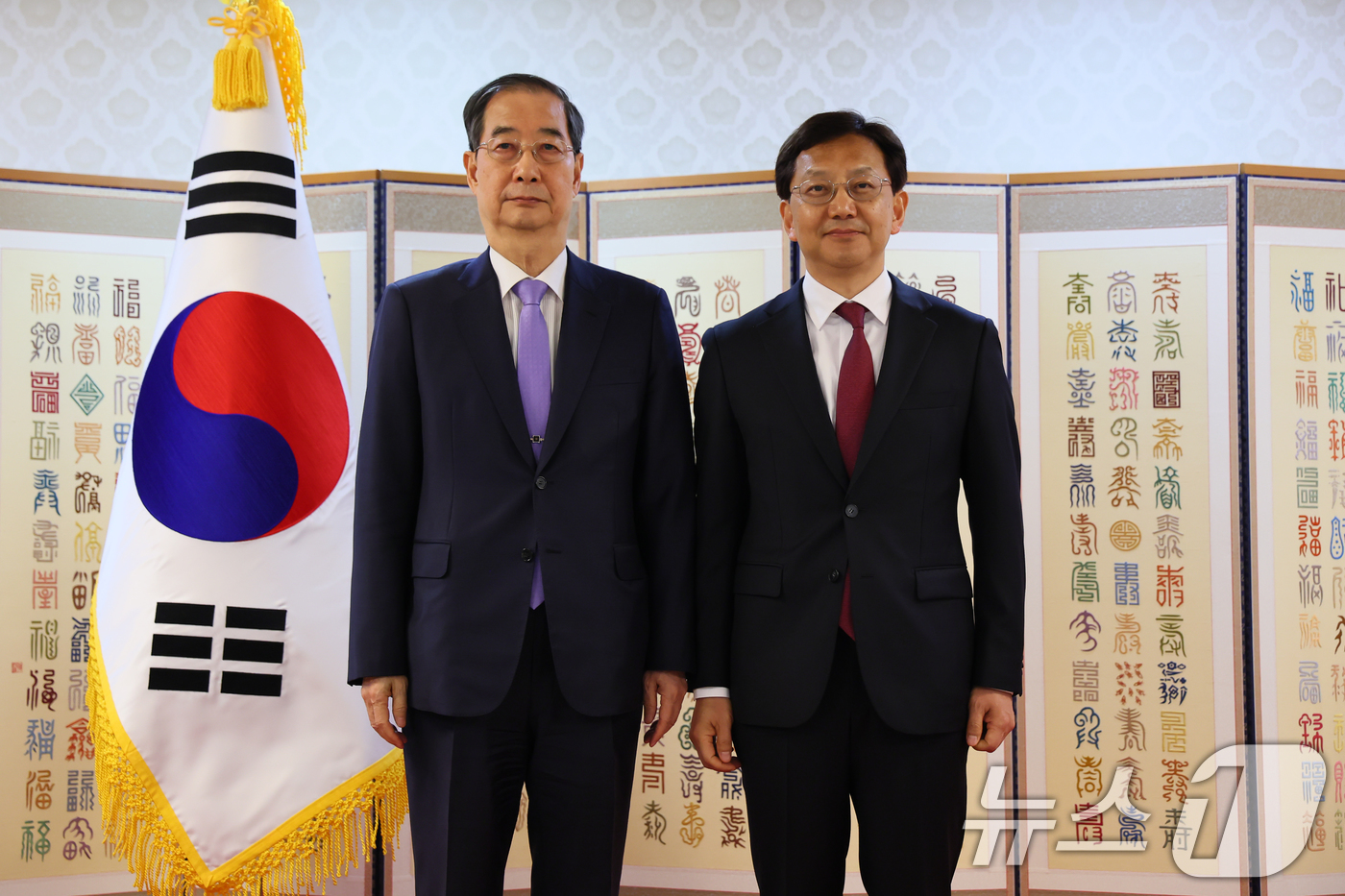 (서울=뉴스1) = 한덕수 대통령 권한대행 국무총리는 29일 정부서울청사에서 태준열 신임 주폴란드 대사 등 7명에게 신임장을 수여했다.태준열 신임 주폴란드 대사와 한덕수 대통령 권 …