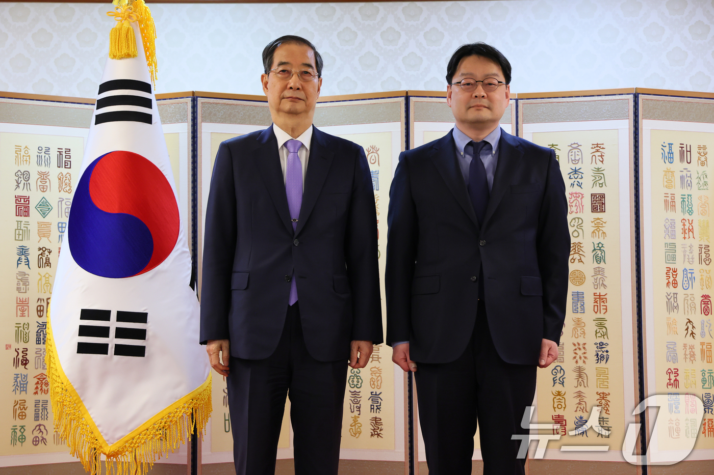 (서울=뉴스1) = 한덕수 대통령 권한대행 국무총리는 29일 정부서울청사에서 이동렬 신임 주덴마크 대사 등 7명에게 신임장을 수여했다.이동렬 신임 주덴마크 대사와 한덕수 대통령 권 …