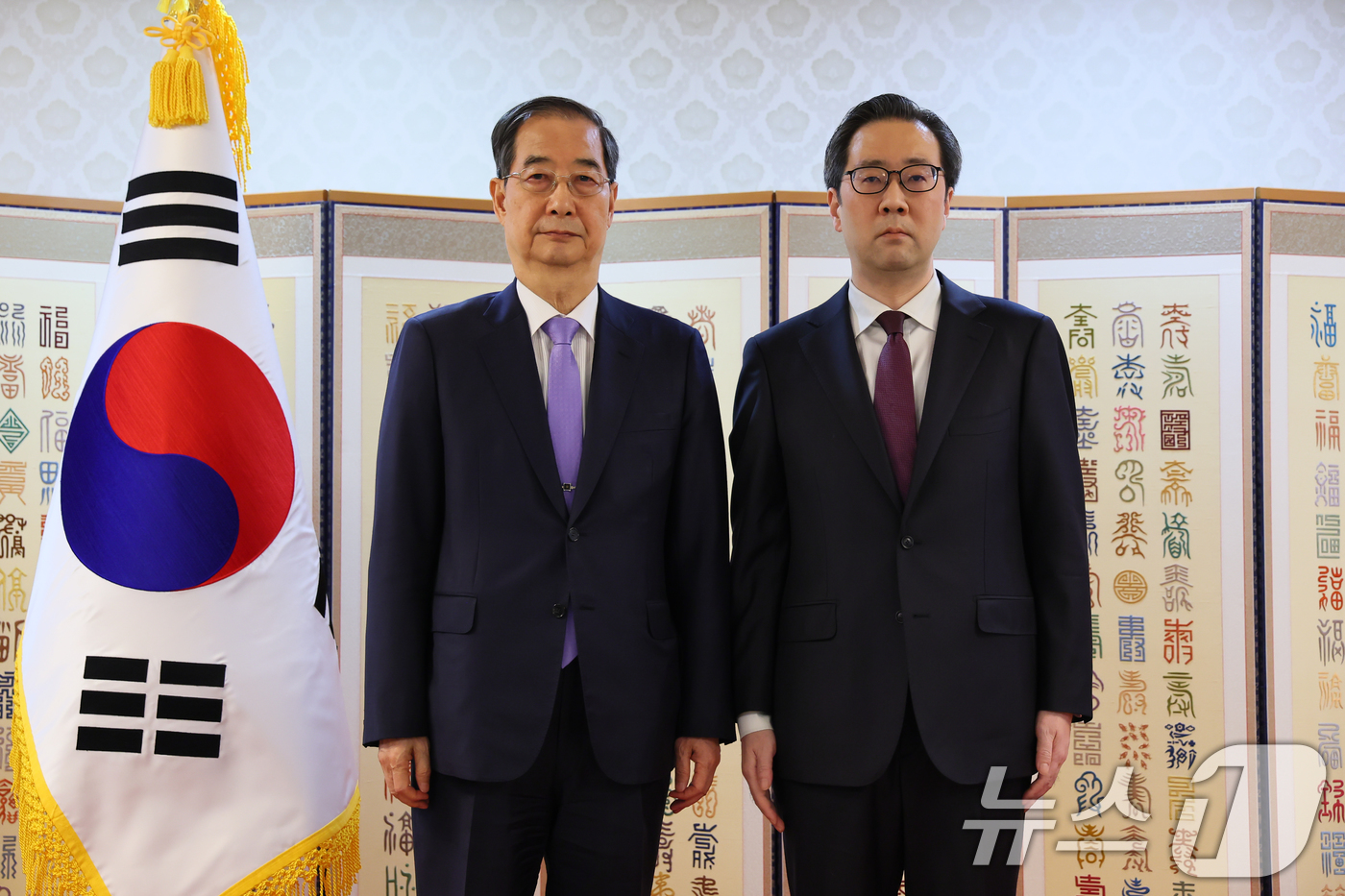 (서울=뉴스1) = 한덕수 대통령 권한대행 국무총리는 29일 정부서울청사에서 이준일 신임 주이라크 대사 등 7명에게 신임장을 수여했다.이준일 신임 주이라크 대사와 한덕수 대통령 권 …