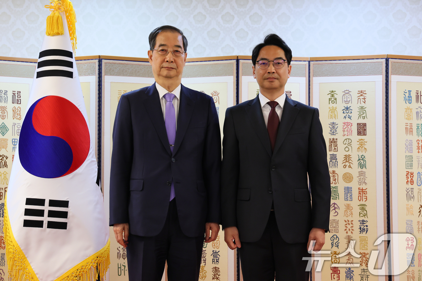 (서울=뉴스1) = 한덕수 대통령 권한대행 국무총리는 29일 정부서울청사에서 이승범 신임 주크로아티아 대사 등 7명에게 신임장을 수여했다.이승범 신임 주크로아티아 대사와 한덕수 대 …