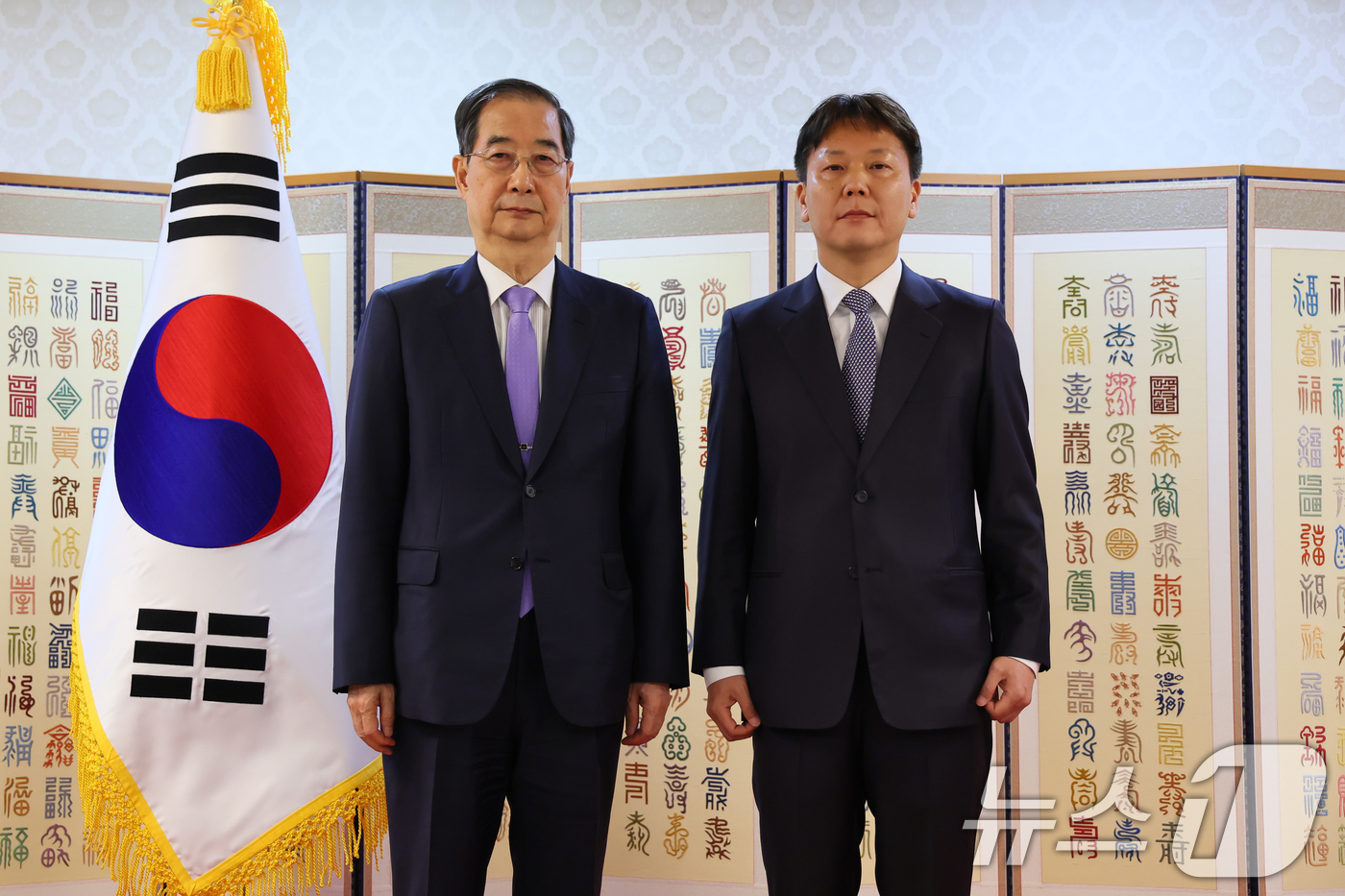 (서울=뉴스1) = 한덕수 대통령 권한대행 국무총리는 29일 정부서울청사에서 전규석 신임 주레바논 대사 등 7명에게 신임장을 수여했다.전규석 신임 주레바논 대사와 한덕수 대통령 권 …