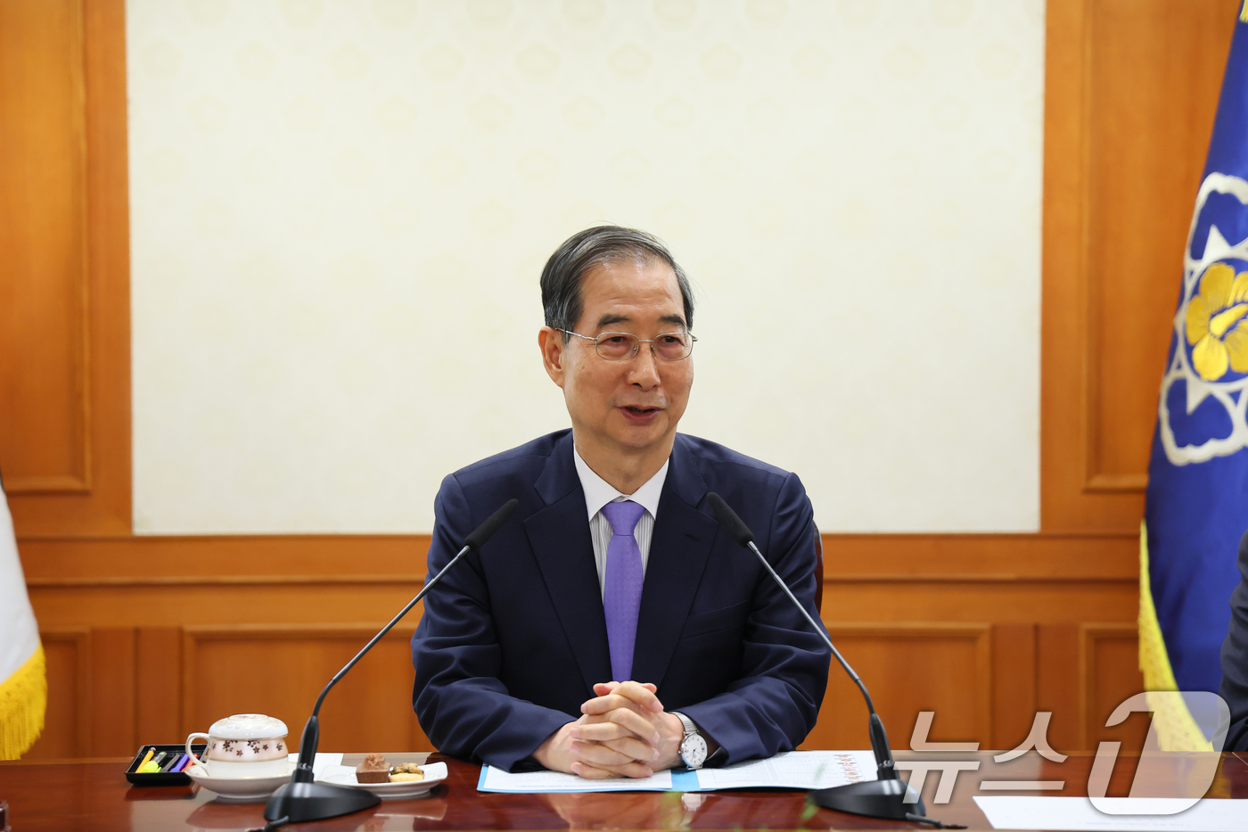 (서울=뉴스1) = 한덕수 대통령 권한대행 국무총리는 29일 정부서울청사에서 강금구 신임 주아제르바이잔 대사 등 7명에게 신임장을 수여했다. (총리실 제공. 재판매 및 DB 금지) …