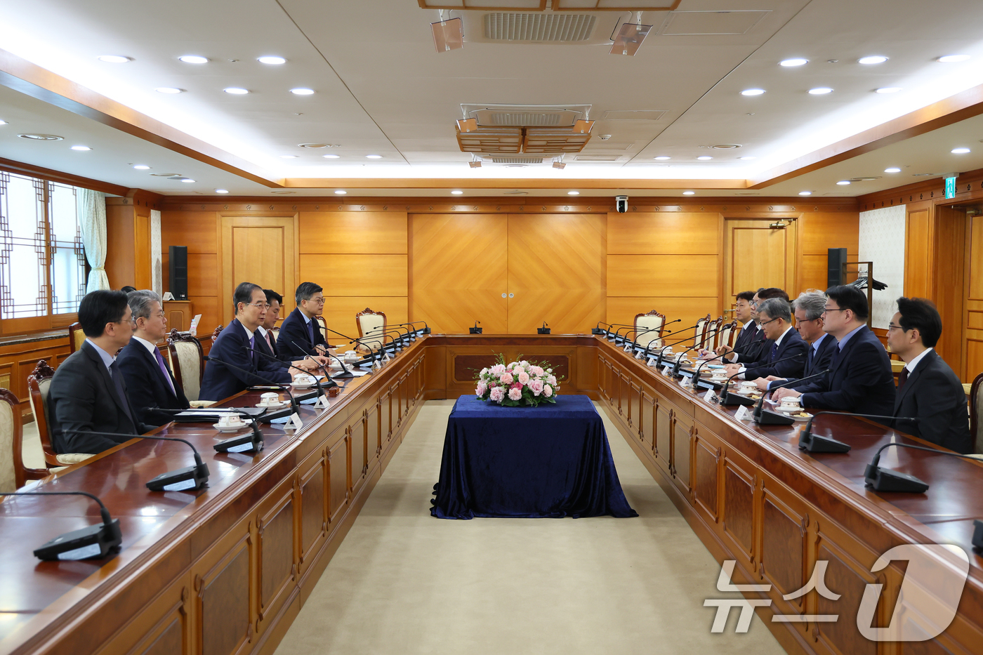 (서울=뉴스1) = 한덕수 대통령 권한대행 국무총리는 29일 정부서울청사에서 강금구 신임 주아제르바이잔 대사 등 7명에게 신임장을 수여했다. (총리실 제공. 재판매 및 DB 금지) …