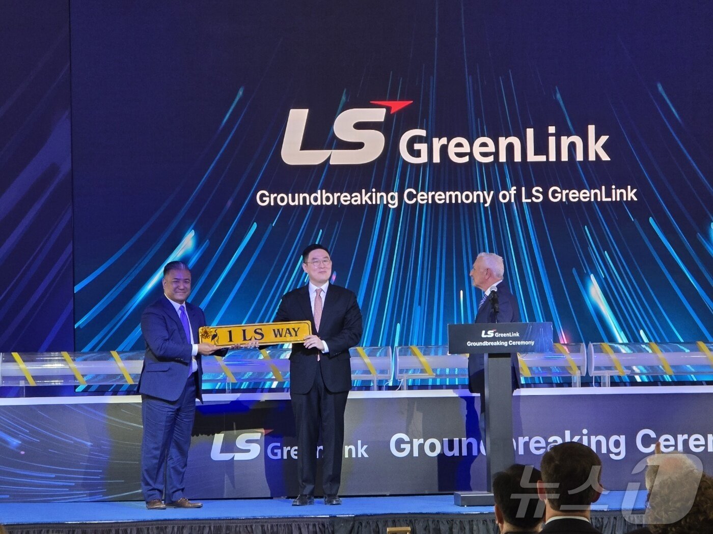 본문 이미지 - 28일(현지시간) 미국 버지니아주 체사피크시에서 열린 LS전선 해저케이블 제조 공장 착공식에서 구본규 LS전선 대표이사와 심윤찬 LS그린링크 대외협력담당이 체사피크시 시장으로부터 선물 받은 \'1 LS WAY\' 표지판을 들어보이고 있다. ⓒ News1 류정민 특파원