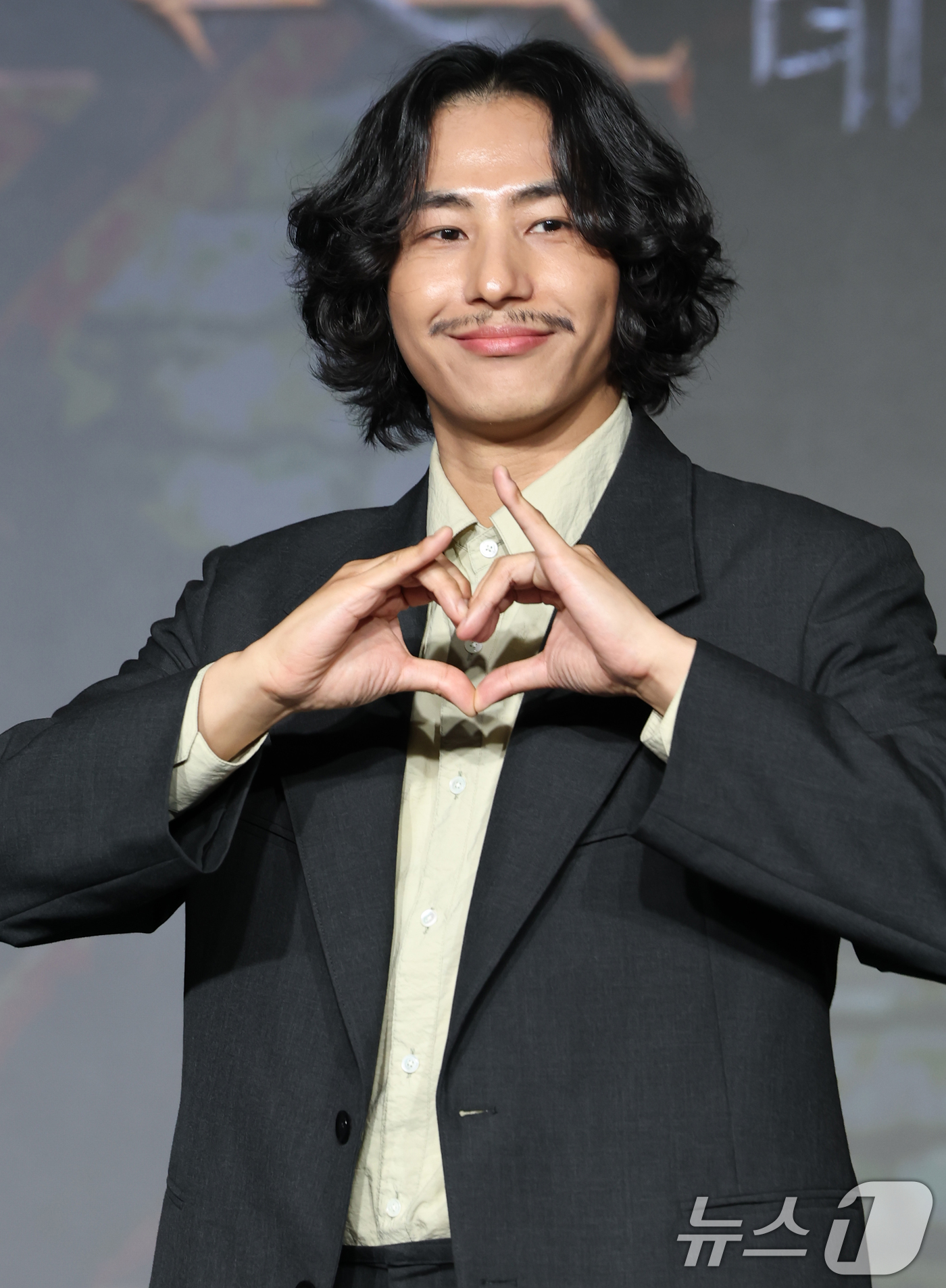 (서울=뉴스1) 권현진 기자 = 보드 게임 유튜버 티노가 29일 서울 마포구 호텔 나루 서울 엠갤러리에서 열린 넷플릭스 ‘데블스 플랜: 데스룸’ 제작발표회에 참석해 포즈를 취하고 …