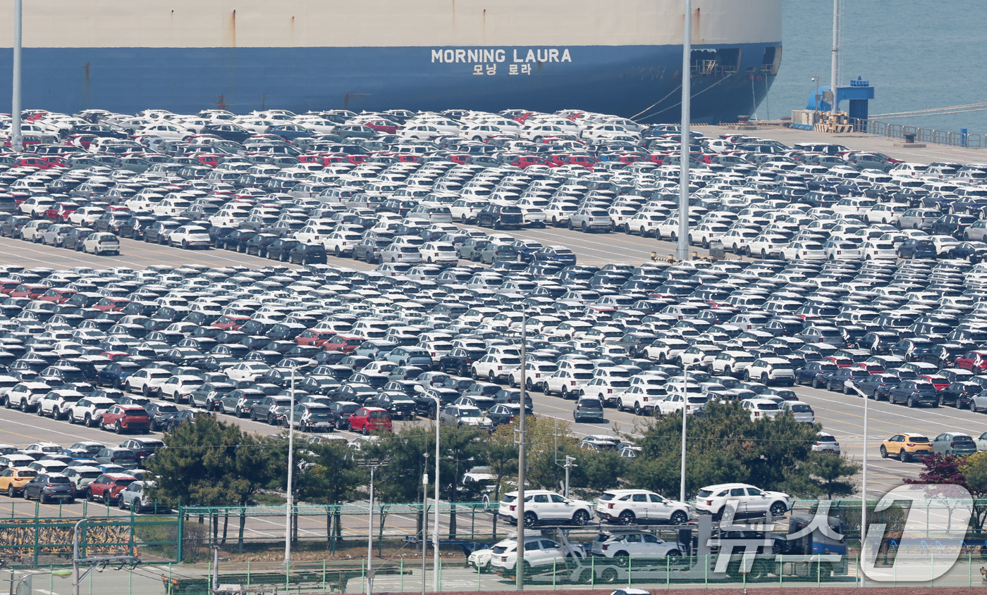 (평택=뉴스1) 김영운 기자 = 미국  백악관 관계자가 28일(현지시간) 로이터 통신에 미국에서 제조되는 자동차에 사용되는 외국산 부품에 부과되는 일부 관세도 완화될 것이라고 전했 …