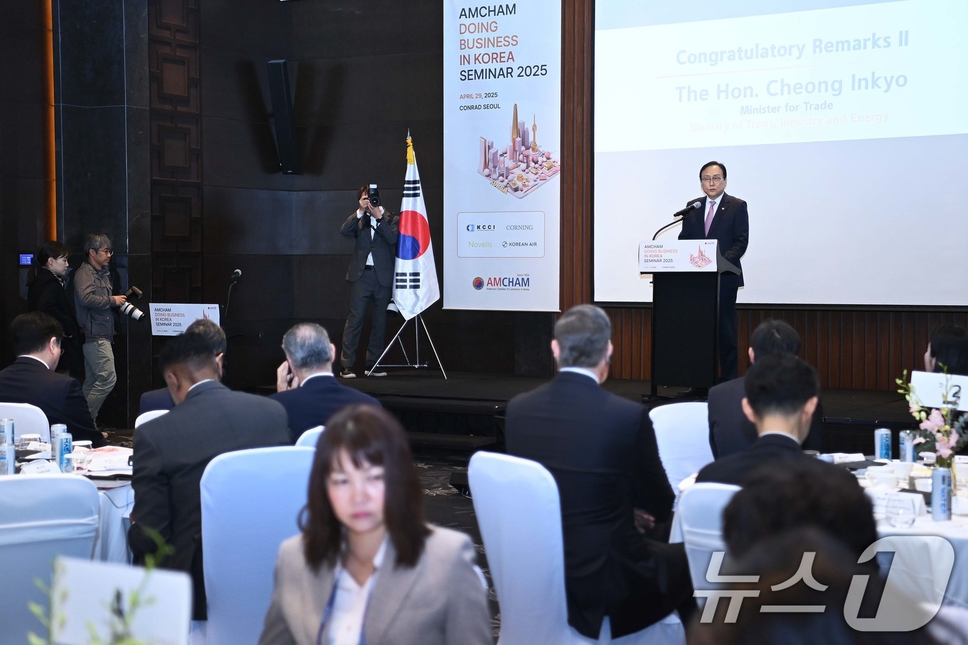 (서울=뉴스1) = 정인교 산업통상자원부 통상교섭본부장이 29일 서울 영등포구 콘래드호텔에서 열린 '2025 기업환경 세미나'에 참석해 축사를 하고 있다. (산업통상자원부 제공. …