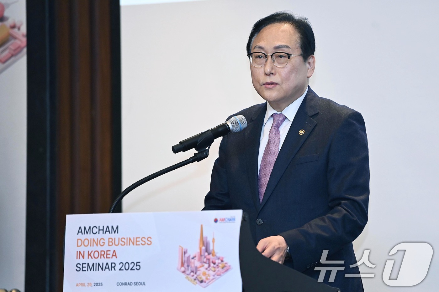 (서울=뉴스1) = 정인교 산업통상자원부 통상교섭본부장이 29일 서울 영등포구 콘래드호텔에서 열린 '2025 기업환경 세미나'에 참석해 축사를 하고 있다. (산업통상자원부 제공. …