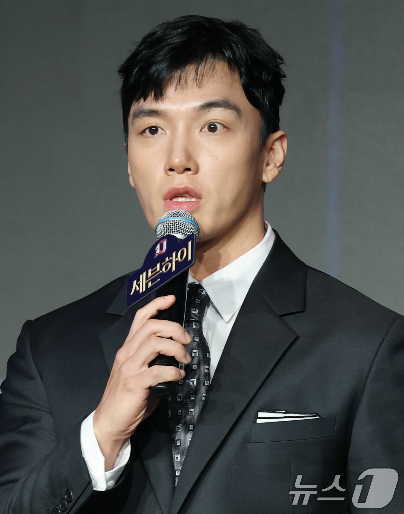 (서울=뉴스1) 권현진 기자 = 프로 포커 플레이어 세븐하이가 29일 서울 마포구 호텔 나루 서울 엠갤러리에서 열린 넷플릭스 ‘데블스 플랜: 데스룸’ 제작발표회에 참석해 인사말을 …