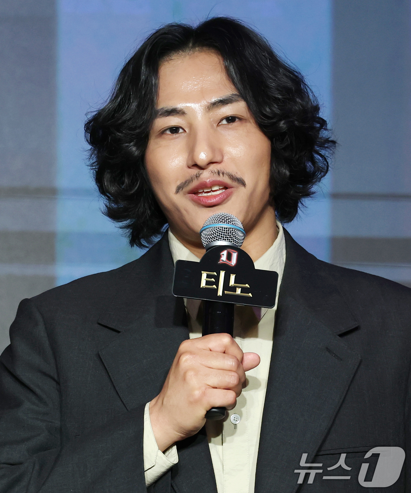 (서울=뉴스1) 권현진 기자 = 보드 게임 유튜버 티노가 29일 서울 마포구 호텔 나루 서울 엠갤러리에서 열린 넷플릭스 ‘데블스 플랜: 데스룸’ 제작발표회에 참석해 인사말을 하고 …