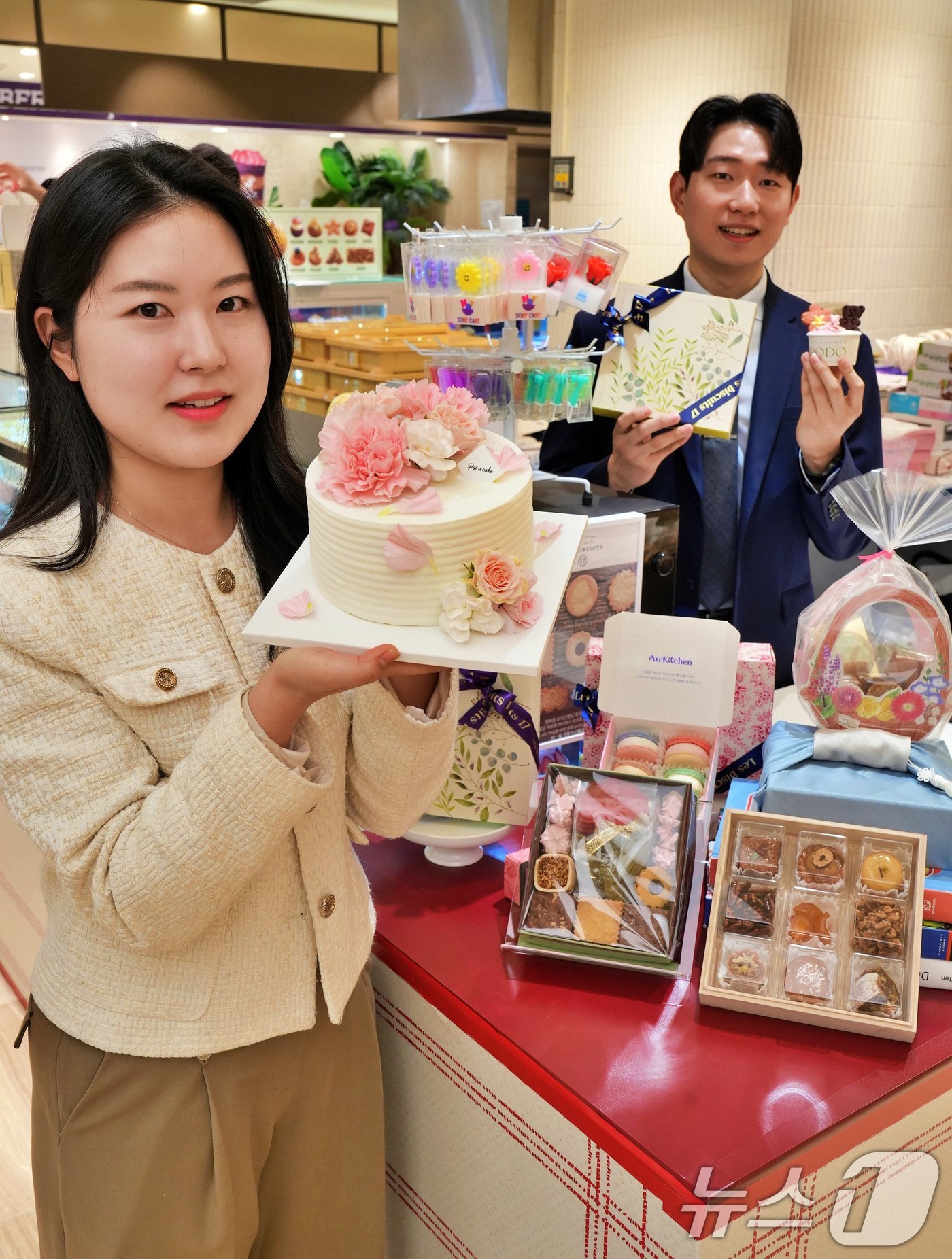 (서울=뉴스1) = 롯데백화점이 오는 5월 15일까지 본점과 잠실점에서 가정의 달 맞이 디저트 팝업행사를 진행한다고 29일 밝혔다.서울 중구 롯데백화점 본점 지하 1층에서 모델들이 …
