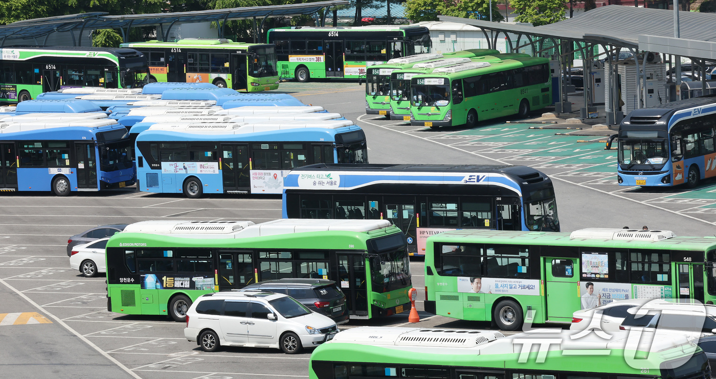 (서울=뉴스1) 장수영 기자 = 서울시 버스 노동조합이 파업을 예고한 가운데 29일 서울 양천구에 위치한 버스 공영차고지에 운행을 앞둔 버스가 줄지어 주차돼 있다.노조는 이날 오후 …