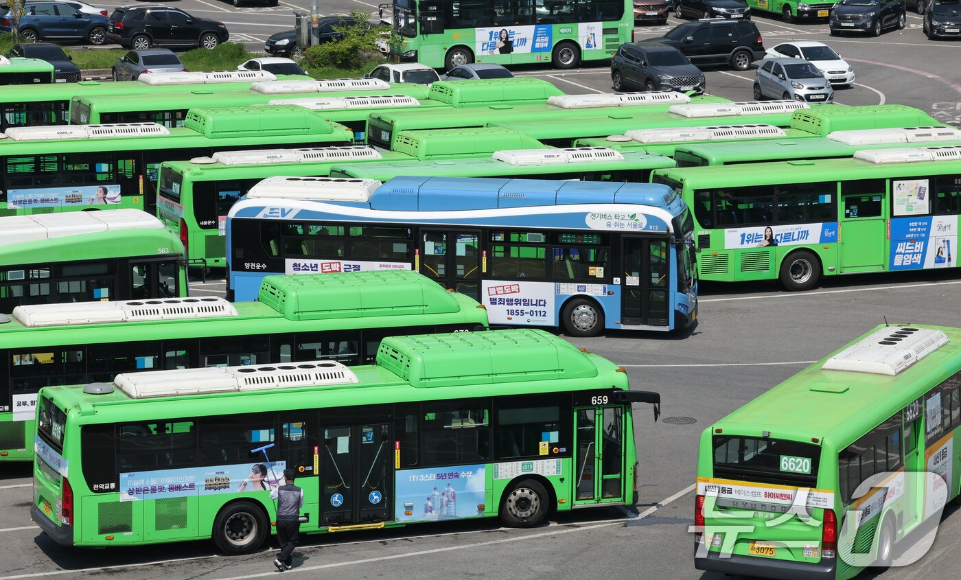 본문 이미지 - 서울시 버스 노동조합이 파업을 예고한 가운데 29일 서울 양천구에 위치한 버스 공영차고지에 운행을 앞둔 버스가 줄지어 주차돼 있다. 2025.4.29/뉴스1 ⓒ News1 장수영 기자