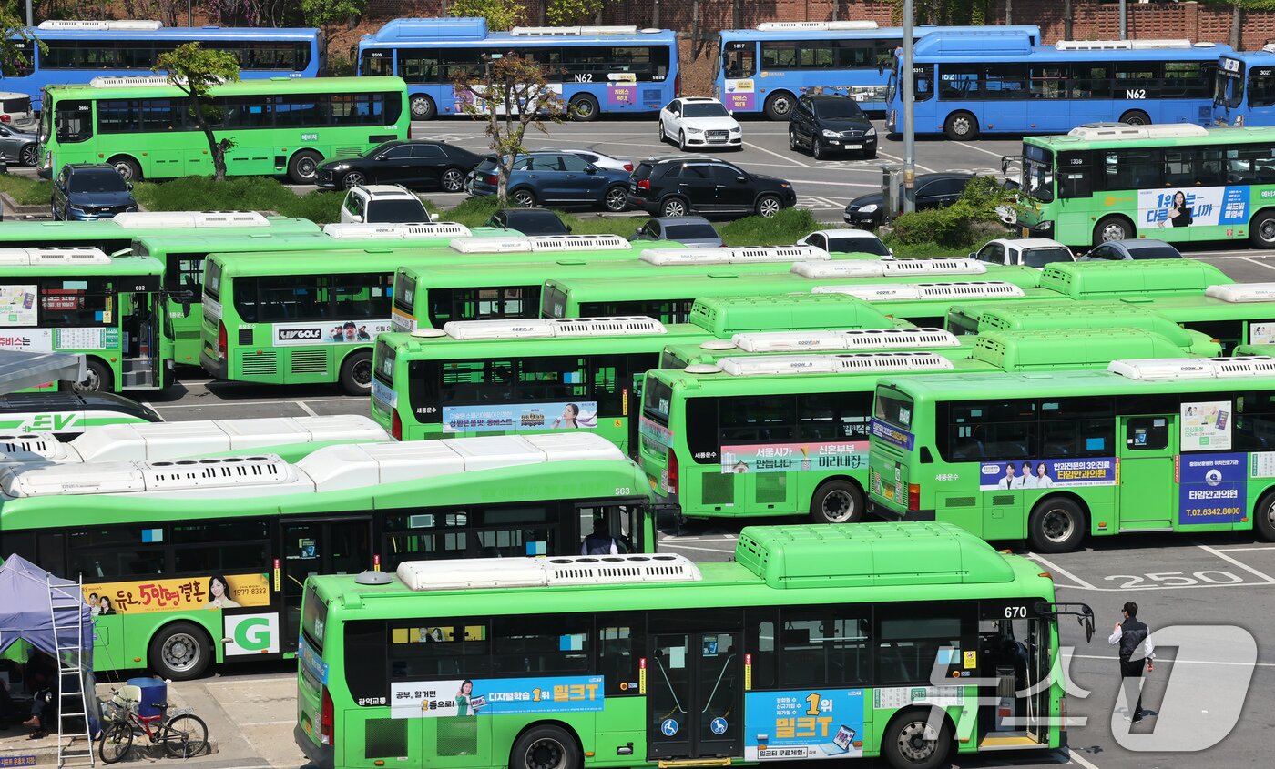 본문 이미지 - 서울시 버스 노동조합이 파업을 예고한 가운데 29일 서울 양천구에 위치한 버스 공영차고지에 운행을 앞둔 버스가 줄지어 주차돼 있다. 2025.4.29/뉴스1 ⓒ News1 장수영 기자