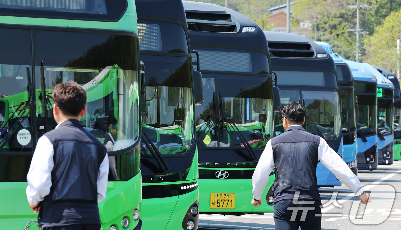 (서울=뉴스1) 장수영 기자 = 서울시 버스 노동조합이 파업을 예고한 가운데 29일 서울 양천구에 위치한 버스 공영차고지에 운행을 앞둔 버스가 줄지어 주차돼 있다.노조는 이날 오후 …