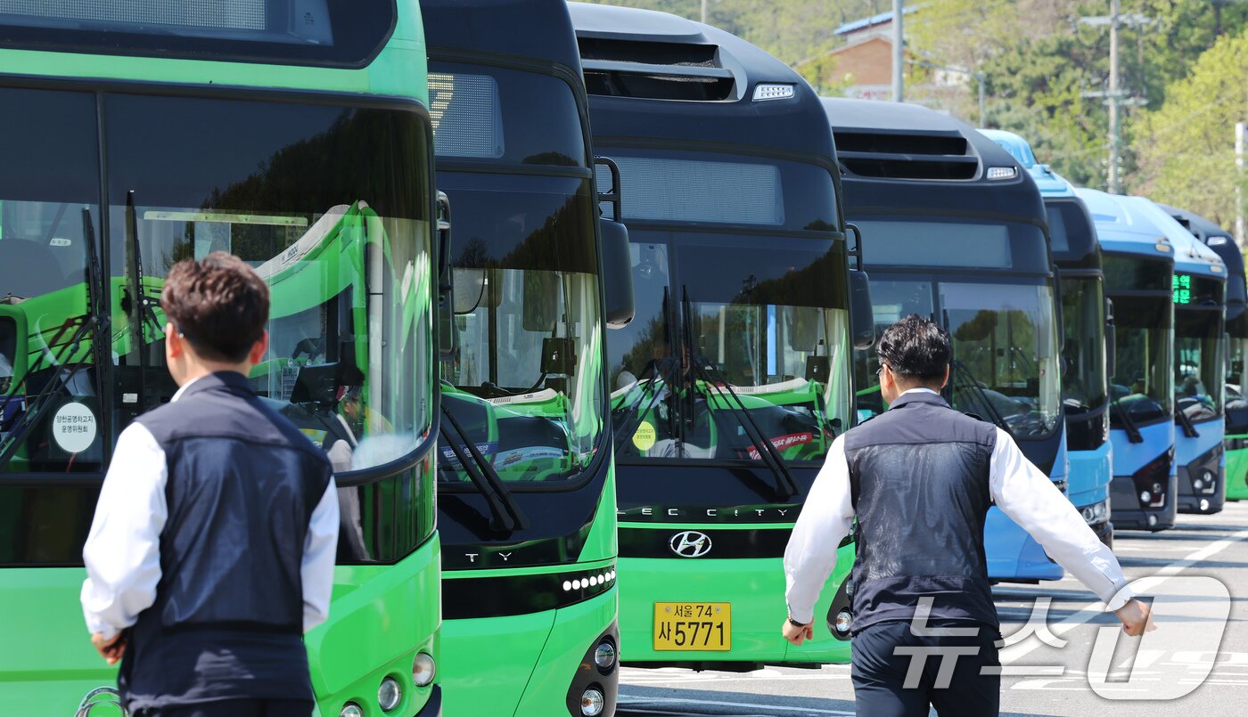 본문 이미지 - 서울시 버스 노동조합이 파업을 예고한 가운데 29일 서울 양천구에 위치한 버스 공영차고지에 운행을 앞둔 버스가 줄지어 주차돼 있다. 2025.4.29/뉴스1 ⓒ News1 장수영 기자