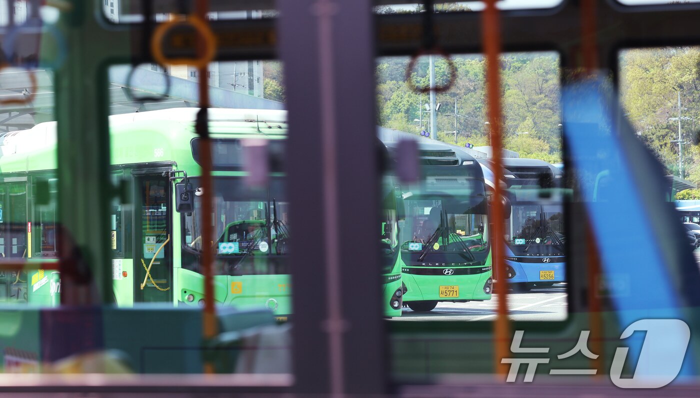본문 이미지 - 서울시 버스 노동조합이 파업을 예고한 가운데 29일 서울 양천구에 위치한 버스 공영차고지에 운행을 앞둔 버스가 줄지어 주차돼 있다. 2025.4.29/뉴스1 ⓒ News1 장수영 기자