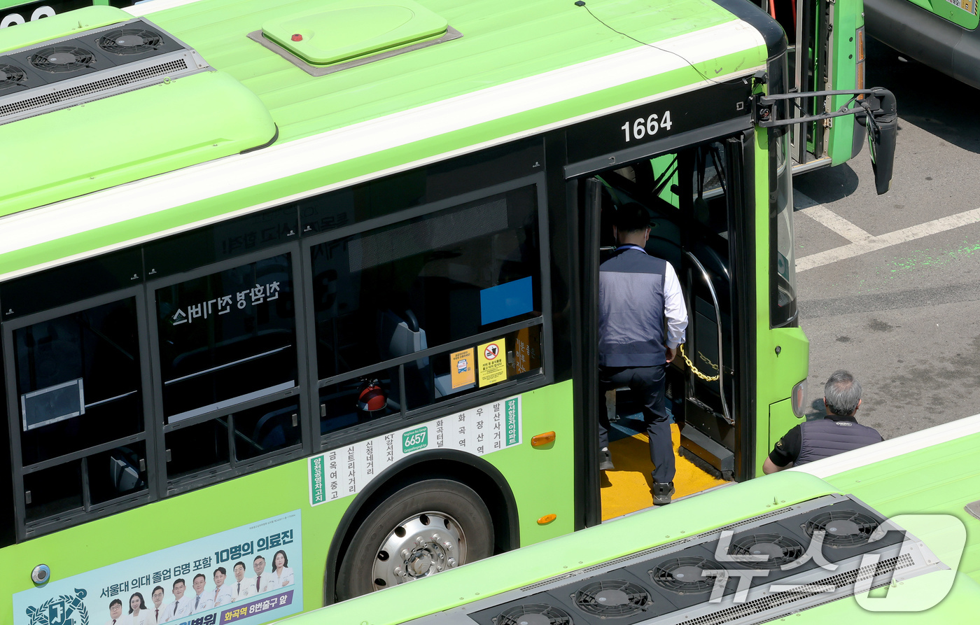 (서울=뉴스1) 장수영 기자 = 서울시 버스 노동조합이 파업을 예고한 가운데 29일 서울 양천구에 위치한 버스 공영차고지에서 기사가 차량에 타고 있다.노조는 이날 오후 서울지방노동 …