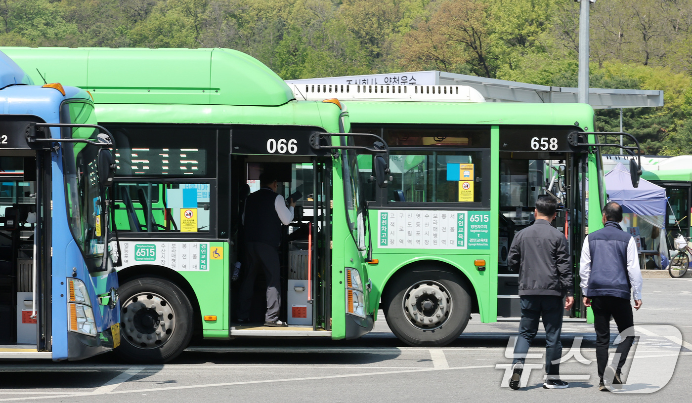 (서울=뉴스1) 장수영 기자 = 서울시 버스 노동조합이 파업을 예고한 가운데 29일 서울 양천구에 위치한 버스 공영차고지에 운행을 앞둔 버스가 줄지어 주차돼 있다.노조는 이날 오후 …