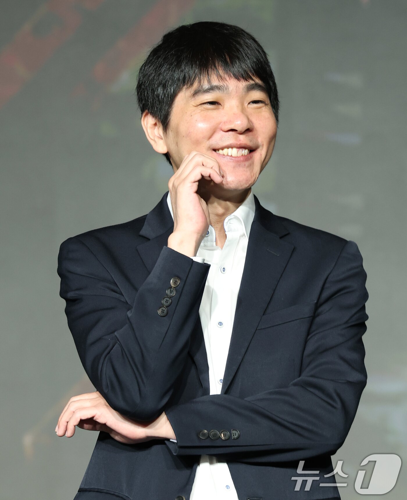 본문 이미지 - 전 바둑기사 이세돌이 29일 서울 마포구 호텔 나루 서울 엠갤러리에서 열린 넷플릭스 ‘데블스 플랜: 데스룸’ 제작발표회에 참석해 포즈를 취하고 있다. ‘데블스 플랜’은 다양한 직업군의 플레이어가 7일간 합숙하며 최고의 브레인을 가리는 두뇌 서바이벌 게임 프로그램이다. 2025.4.29/뉴스1 ⓒ News1 권현진 기자