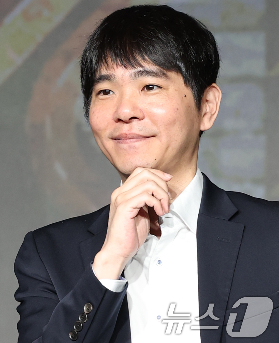 (서울=뉴스1) 권현진 기자 = 전 바둑기사 이세돌이 29일 서울 마포구 호텔 나루 서울 엠갤러리에서 열린 넷플릭스 ‘데블스 플랜: 데스룸’ 제작발표회에 참석해 포즈를 취하고 있다 …