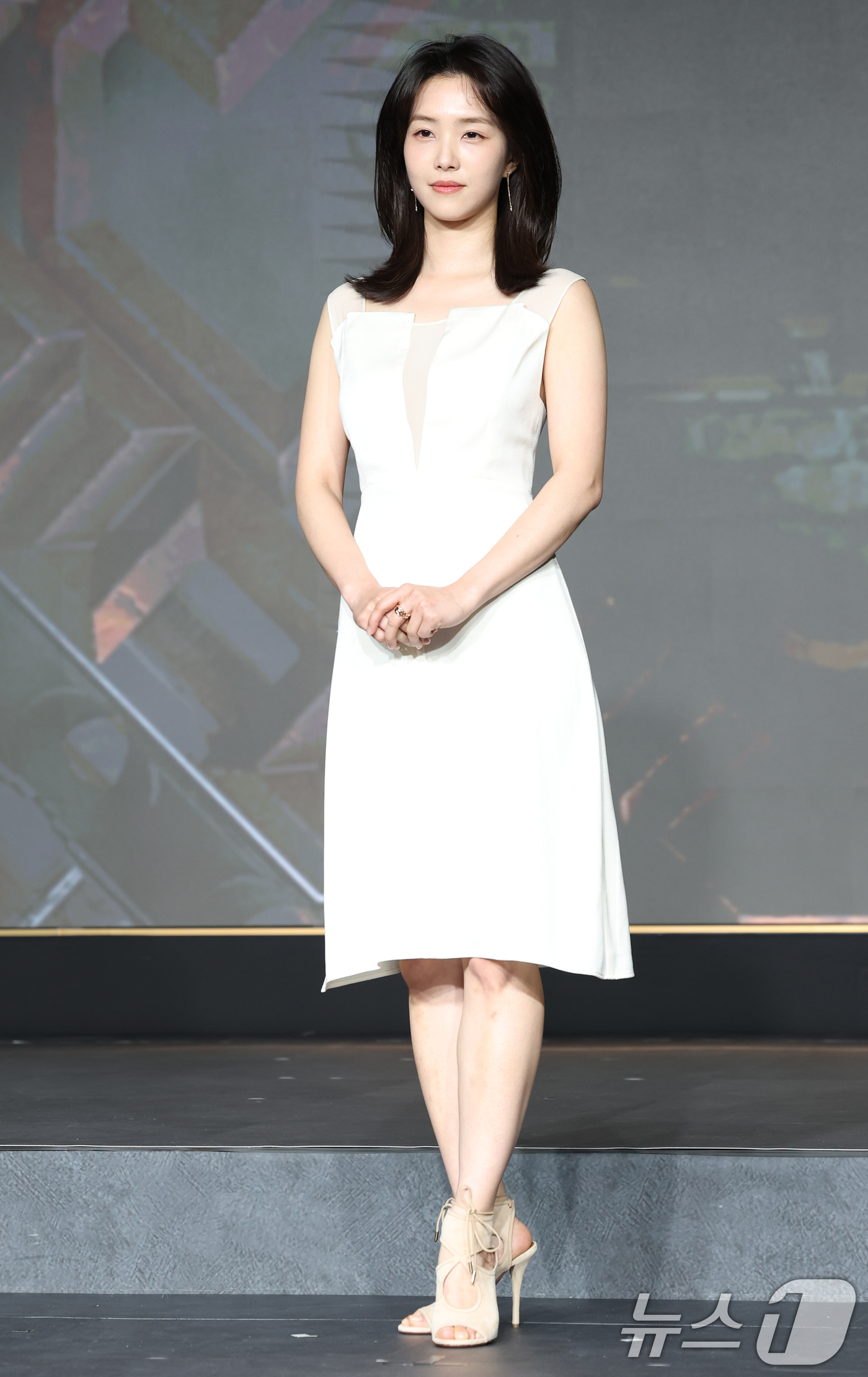 (서울=뉴스1) 권현진 기자 = 강지영 아나운서가 29일 서울 마포구 호텔 나루 서울 엠갤러리에서 열린 넷플릭스 ‘데블스 플랜: 데스룸’ 제작발표회에 참석해 포즈를 취하고 있다.‘ …