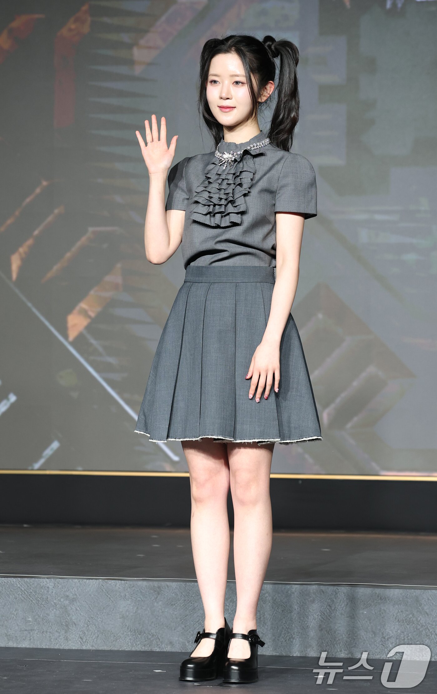 본문 이미지 - 성형외과 의사 김하린이 29일 서울 마포구 호텔 나루 서울 엠갤러리에서 열린 넷플릭스 ‘데블스 플랜: 데스룸’ 제작발표회에 참석해 포즈를 취하고 있다. ‘데블스 플랜’은 다양한 직업군의 플레이어가 7일간 합숙하며 최고의 브레인을 가리는 두뇌 서바이벌 게임 프로그램이다. 2025.4.29/뉴스1 ⓒ News1 권현진 기자