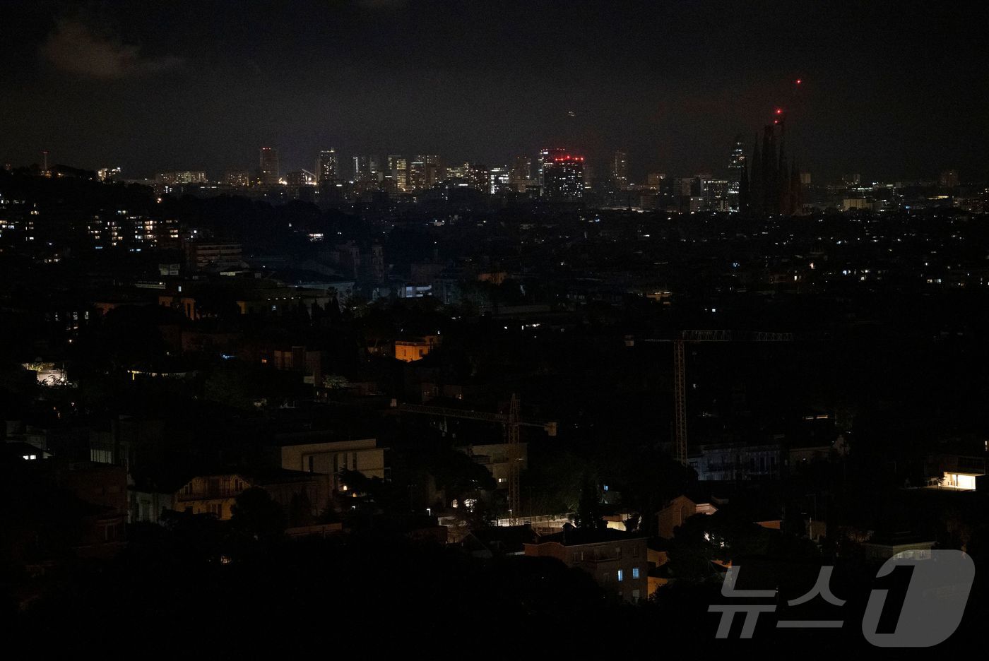 (바르셀로나 AFP=뉴스1) 우동명 기자 = 28일(현지시간) 대규모 정전 사태가 발생한 스페인의 바르셀로나에서 칠흑 같은 어둠 속에 잠긴 도시의 모습이 보인다. 2025.04.2 …