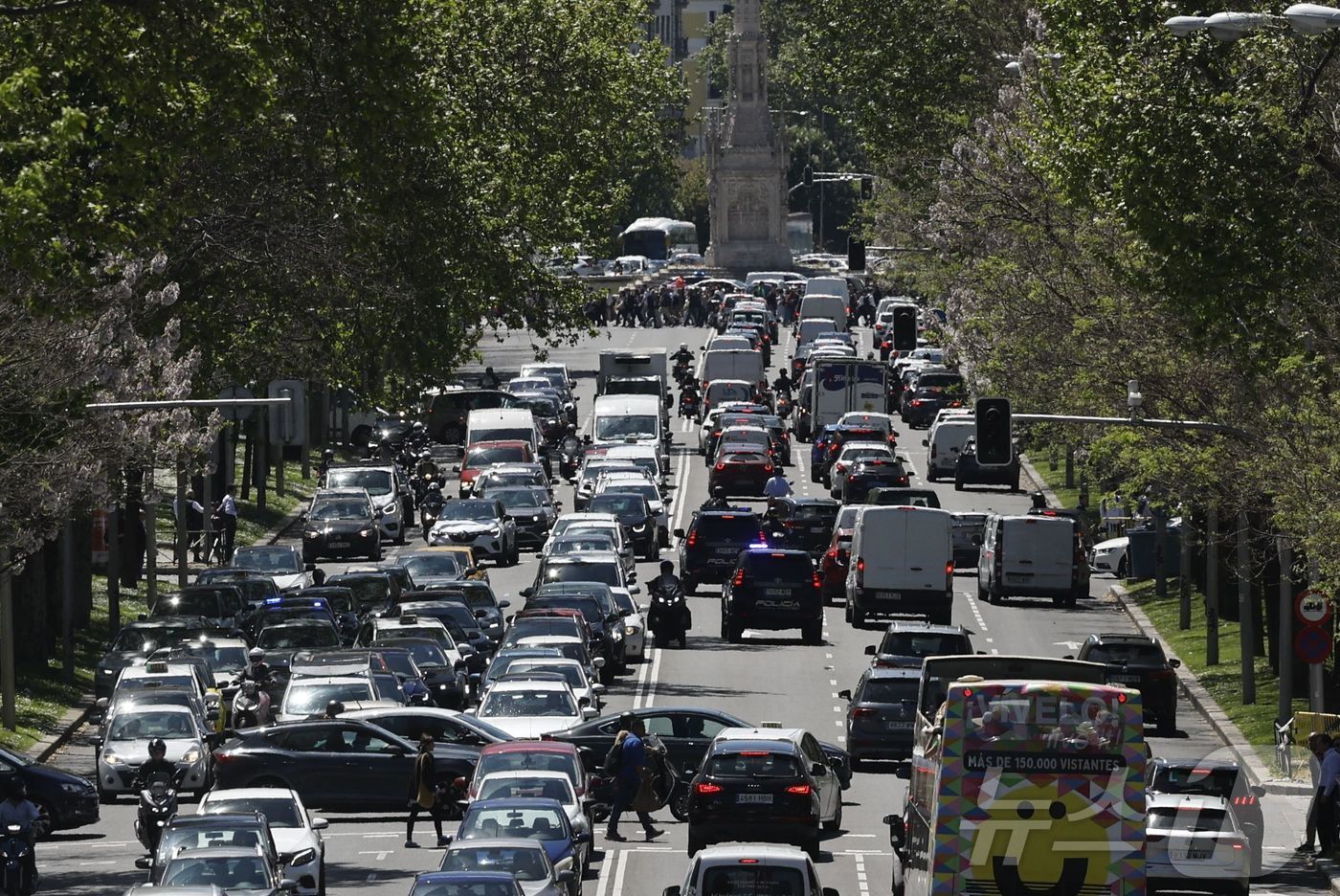 본문 이미지 - 28일&#40;현지시간&#41; 대규모 정전 사태가 발생한 스페인의 마드리드에서 신호등이 꺼져 차량들이 뒤엉킨 모습이 보인다. 2025.04.29 ⓒ AFP=뉴스1 ⓒ News1 우동명 기자