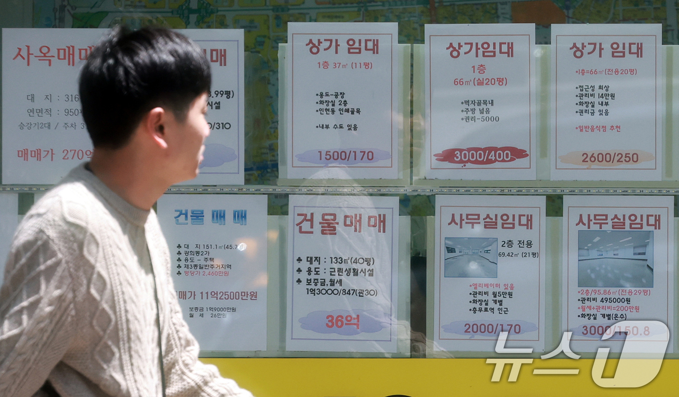 (서울=뉴스1) 김진환 기자 = 29일 서울 중구 충무로의 한 부동산 공인중개업소에 상가 및 사무실 임대 실거래 안내문이 붙어 있다.올해 1분기 서울 중구 충무로의 중대형 상가 공 …