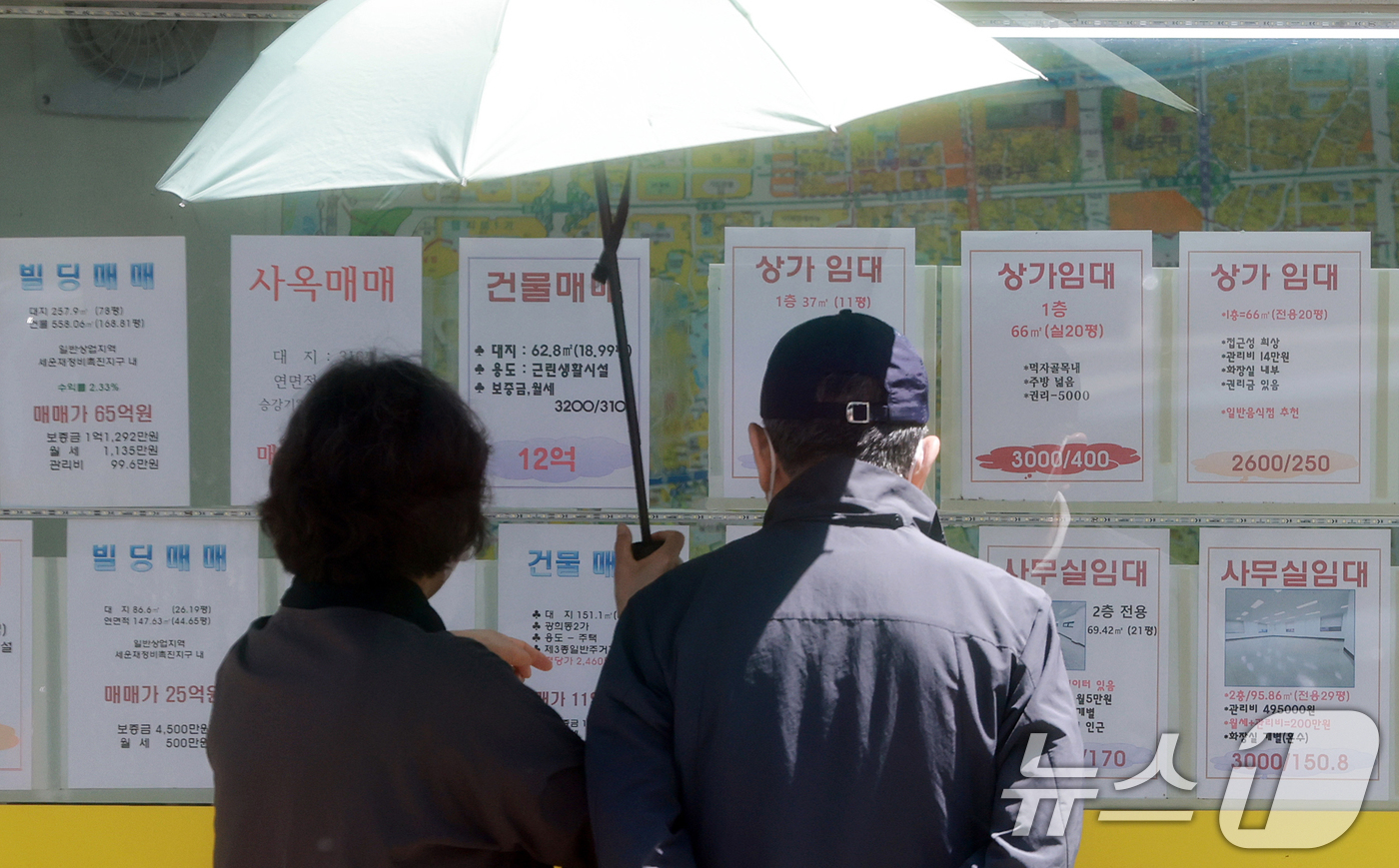 (서울=뉴스1) 김진환 기자 = 29일 서울 중구 충무로의 한 부동산 공인중개업소에 상가 및 사무실 임대 실거래 안내문이 붙어 있다.올해 1분기 서울 중구 충무로의 중대형 상가 공 …