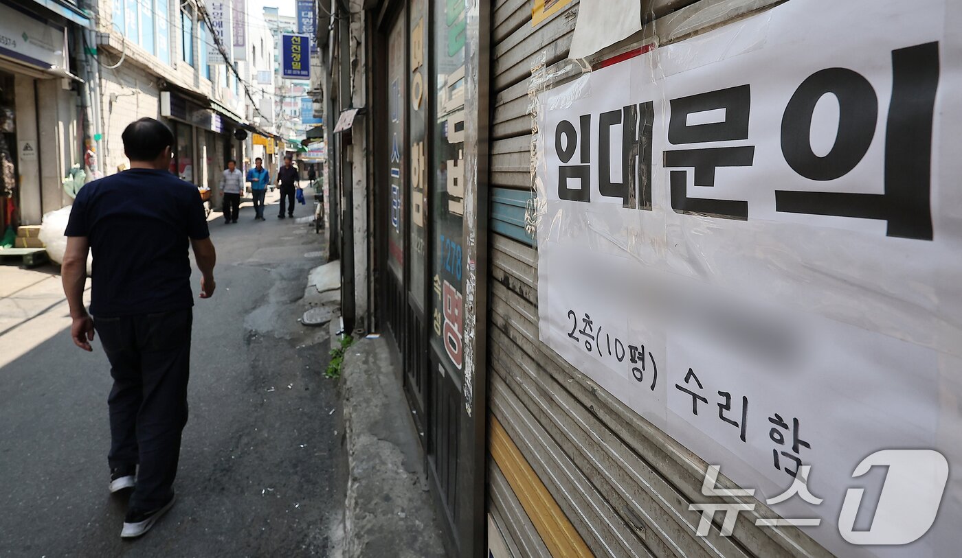 본문 이미지 - 서울 중구 충무로의 한 폐업한 상가에 임대 안내문이 붙어 있다. /뉴스1 ⓒ News1 김진환 기자