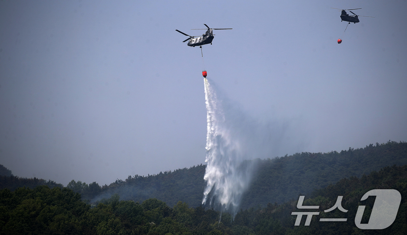 (대구=뉴스1) 공정식 기자 = 대구 북구 함지산 산불 이틀째인 29일 오후 산불 진화 작전에 투입된 군용 헬기가 함지산 상공에서 물을 뿌리고 있다. 2025.4.29/뉴스1