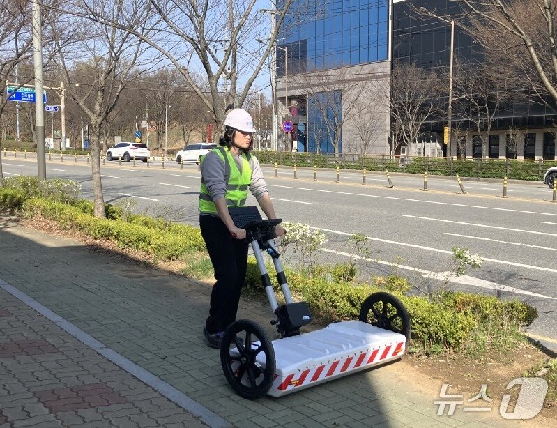 본문 이미지 -  핸디형 GPR 탐사 모습.(전북자치도 제공. 재판매 및 DB금지)/뉴스1