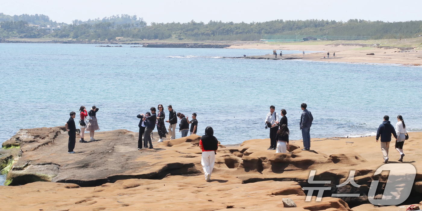 (서귀포=뉴스1) 오현지 기자 = 맑은 날씨를 보인 29일 오전 제주 서귀포시 안덕면 사계해안에서 관광객들이 풍광을 즐기고 있다. 2025.4.29/뉴스1