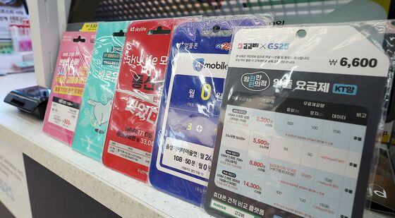 SKT 해킹 사건 이후 편의점 알뜰폰 유심 판매 증가