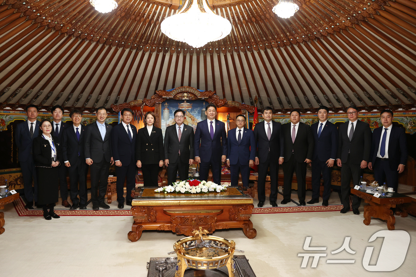 (서울=뉴스1) = 우원식 국회의장이 28일 몽골 울란바토르 정부청사에서 오흐나 후렐수흐 몽골 대통령과 기념 촬영하고 있다.왼쪽부터 바야르마그나이 국회 대외협력국장, 훌란 외교부 …